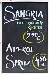 Fototapeta premium Tafel mit Getränkeangeboten