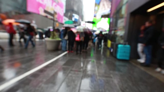 New York slow motion a Time Square sotto la pioggia