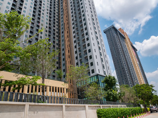 Fototapeta premium condo building and blue sky