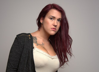 Junge Frau mit Tattoo