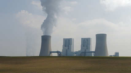 Braunkohlekraftwerk mit Kühltürmen und aufsteigendem Dampf