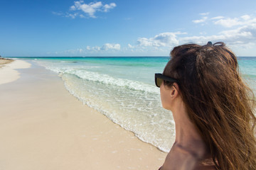 Fototapeta na wymiar profile girl with sunglasses on the beach