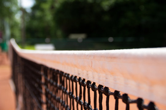Tennisnetz auf Tennisplatz mit unscharfem Hintergrund