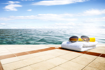 Obraz na płótnie Canvas sunglasses and towel with sea landscape 