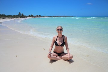 Fototapeta na wymiar Frau am Strand in der Karibik, Kuba