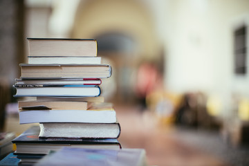 Fototapeta premium Bücherstapel auf Flohmarkt, Lestestoff für den Sommer, Freiraum