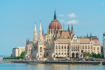 Fototapeta premium Parlament węgierski, stojący nad brzegiem Pesztu Dunabe w Budapeszcie na Węgrzech.