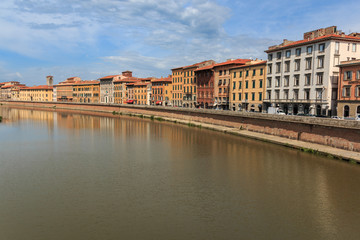 Fototapeta na wymiar Ausblick von der Brücke Ponte di Mezzo auf die Lungarnos (die Straßen) entlang dem Ufer des Flusses Arno durch Pisa, Toskana, Italien