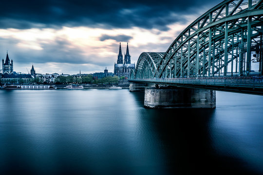K&ouml;lner Br&uuml;cke in dramatischer Wolkenstimmung