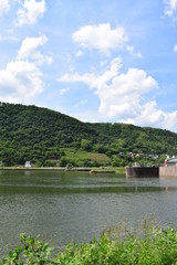 Moseltal mit Schleuse Lehmen