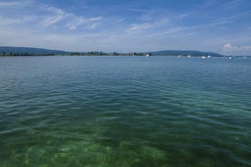 Urlaub Allensbach am schönen Bodensee mit blauen Himmel und Weitblick über den See