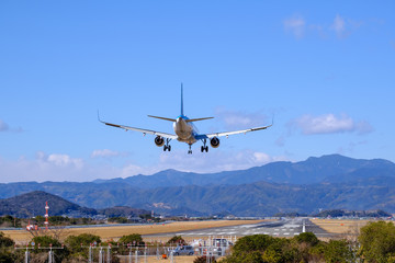 高知空港に着陸する飛行機