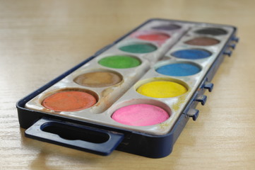 Naklejka premium Farby plakatowe do malowania, otwarte