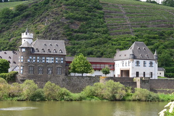 Kobern-Gondorf mit Vorburg des Schloss von der Leyen