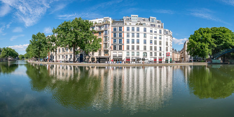 Fototapeta na wymiar Quai de Valmy und Kanal Saint-Martin in Paris, Frankreich