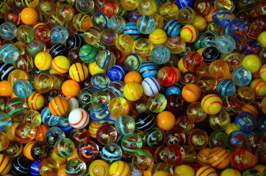 Viele bunte Glasmurmeln