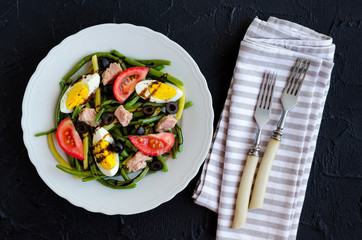 Warm salad with green beans, tuna, tomatoes and boiled eggs