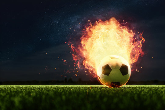 Brennender Fussball auf Rasen
