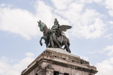 Obraz premium Koblenz, Deutsches Eck, Denkmal, Statue, Rhein, Mosel, Mündung, Schifffahrt, Altstadt, Stadt, Stadtrundgang, Sommer, Frühling, Deutschland