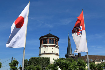 Japantag in Düsseldorf, Fahnen auf dem Burgplatz