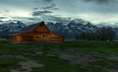 Fototapeta na wymiar barn, landscape, house, mountain, farm, old, mountains, sky, nature, building, wood, grass, cabin, rural, wyoming, summer, wooden, field, teton, cottage, park, architecture, t. a. moulton barn, backgr