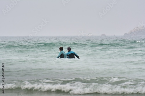Un Couple De Seniors Pratique Le Longe Côte Sur Une Plage De