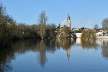Fototapeta na wymiar basilique Saint-Eutrope à Saintes, inondation janvier 2018