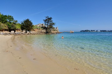 Baignade dans la très belle crique du Voleur à Port-Blanc en Bretagne