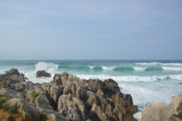 olas rompiendo contra las rocas
