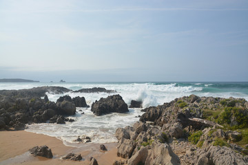 Fototapeta na wymiar olas chocando contra las rocas