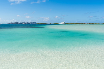 Fototapeta premium Crystalline-Turquoise water at the Caribbean Beach in los Roques