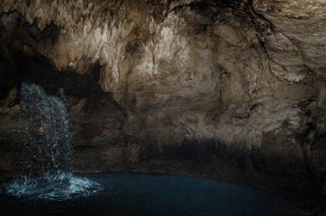 Cueva en Cascadas de Misol-Ha