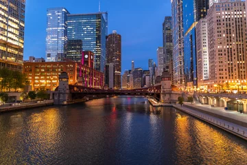 Fototapeten Chicago Abend Downtown Skyline Gebäude Fluss © blvdone