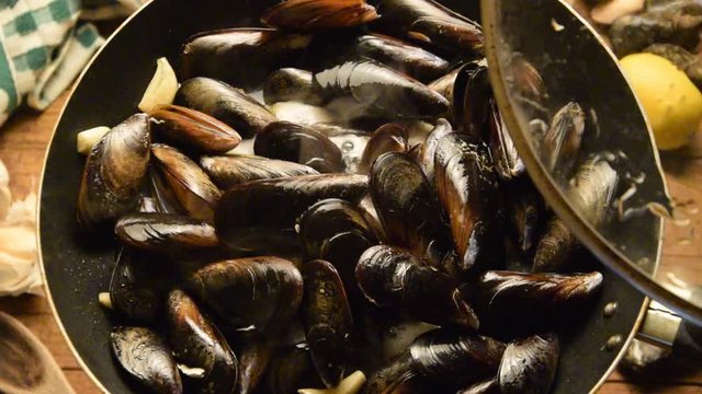Impepata di cozze Cucina campana  Masakan Campania Italian cuisine Gastronom&iacute;a de Italia video Italienische K&uuml;che مطبخ إيطالي Իտալական խոհանոց video cozza Итальянская кухня イタリア料理 