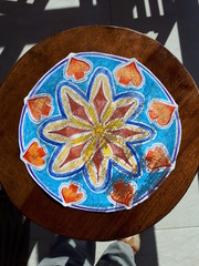 banco customizado com mandala azul