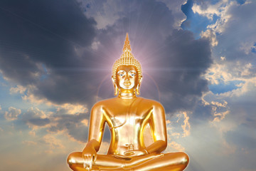 Obraz premium Golden Buddha from Thailand on sky background