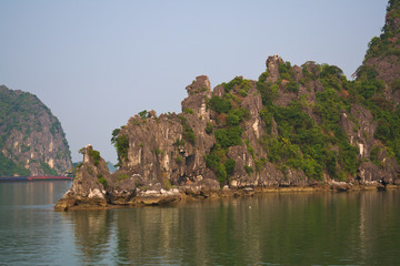 Fototapeta na wymiar Islands in Ha Long Bay, Vietnam