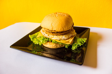 Hambúrguer artesanal brasileiro com duas carnes, queijo, presunto, ovo, alface, tomate e cebola. Delicioso x-salada típico