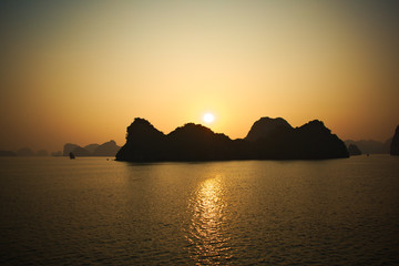 Fototapeta na wymiar Sunrise over Ha Long Bay, Vietnam