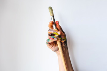 Naklejka premium Close Up of an artist/painter hands holding paint brushes