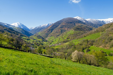 Obraz premium Valle de Leitariegos, in Asturias, with the summits of the mountains covered by the snow of spring