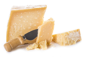 Queso parmesano o parmigiano reggiano para la comida aislado sobre un fondo blanco © Angel Simon