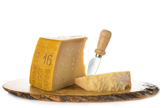 Queso parmesano o parmigiano reggiano para la comida aislado sobre un fondo blanco