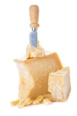 Queso parmesano o parmigiano reggiano para la comida aislado sobre un fondo blanco © Angel Simon