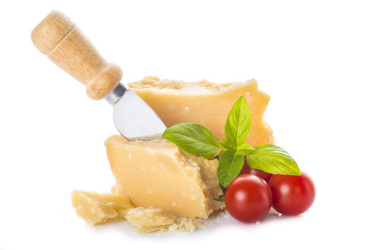 Queso parmesano o parmigiano reggiano con tomates cherry y albahaca para la comida aislado sobre un fondo blanco