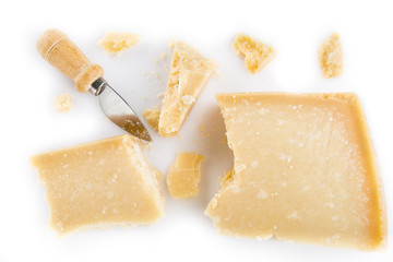 Queso parmesano o parmigiano reggiano para la comida aislado sobre un fondo blanco