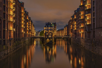 Obraz premium View to the illuminated moated castle at Hamburg / Germany