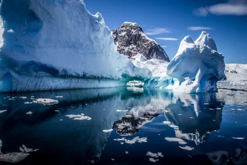 Gordijnen Reflecting iceberg in Antarctica © robert