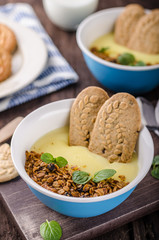 Vanilla pudding with homemade granola