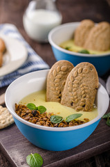 Vanilla pudding with homemade granola